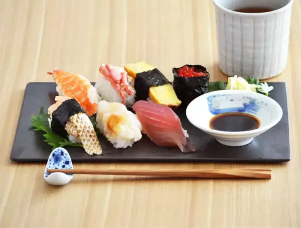 расположение палочек для суши на тарелке