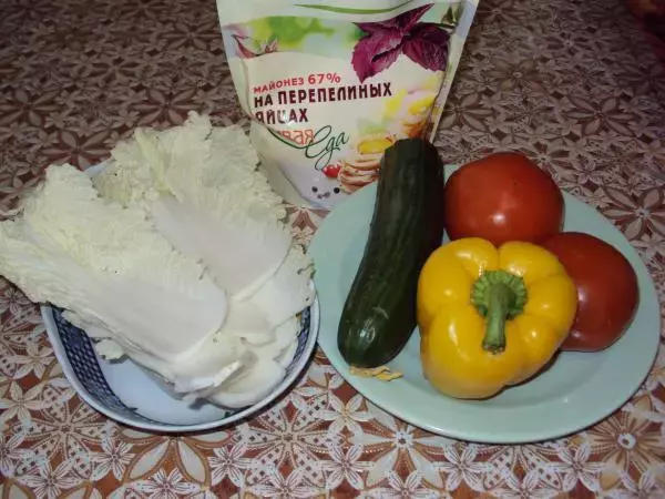 Ингредиенты для летнего салата с пекинской капустой