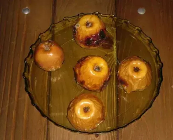 Походный десерт – яблоки на углях фото блюда